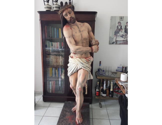 Antonietta Righi dipinge una statua del Cristo per la processione del Venerd Santo di Procida